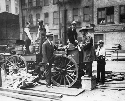 Orig caption... AN ARMY KITCHEN FEEDS THE UNEMPLOYED. NEW YORK CITY.-Part of New York s unemployed and needy today received a free meal from an army soup kitchen set up in the streets of New York by the veterans of the 307th infantry A.E.F. and the Francsican. Here we see the crew of the soup kitchen preparing soup and coffee while Capt. Toby Miller, A.E.F., samples the coffee which Sgt. Richard Sird has just made. Note Boiler Carriage Cooks Crisis Christendom Depression Distress Wheels Spokes Spoke Wheels Buckets Helmets Firewood Fuel Unemployment Poor Relief Facades Officers Coffee Making Support Charity CD287 persons: RICHARD SIRD;TOBY MILLER sites: NEW YORK;USA sp_sw x5600x *** Orig caption AN ARMY KITCHEN FEEDS THE UNEMPLOYED NEW YOR  Copyright: xx SOUP KITCHEN IN NEW YORK