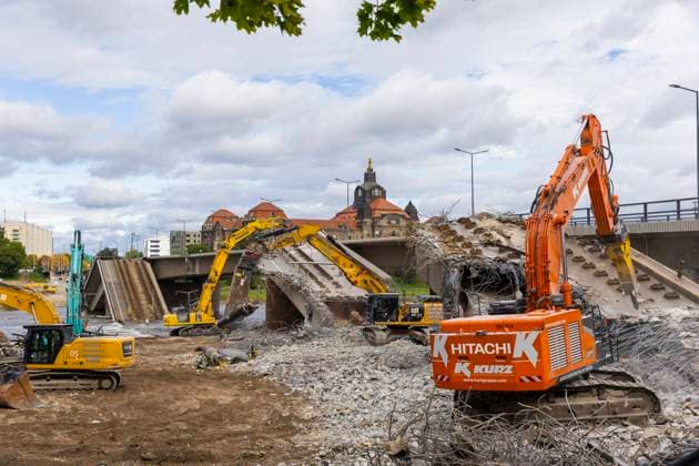Bilder des Jahres 2024, News 10 Oktober News Themen der Woche KW41 News Bilder des Tages Carolabrücke in Dresden Nach dem Teileinsturz der Carolabrücke, wurde mit den Abrissarbeiten auf der Altstädter Seite begonnen. Die Brückenteile auf der Altstädter Seite wurden mit schweren Arbeitsmaschinen zerlegt. Dresden Sachsen Deutschland *** Carola Bridge in Dresden After the collapse of parts of the Carola Bridge, demolition work began on the Old Town side The bridge sections on the Old Town side were dismantled using heavy machinery Dresden Saxony Germany