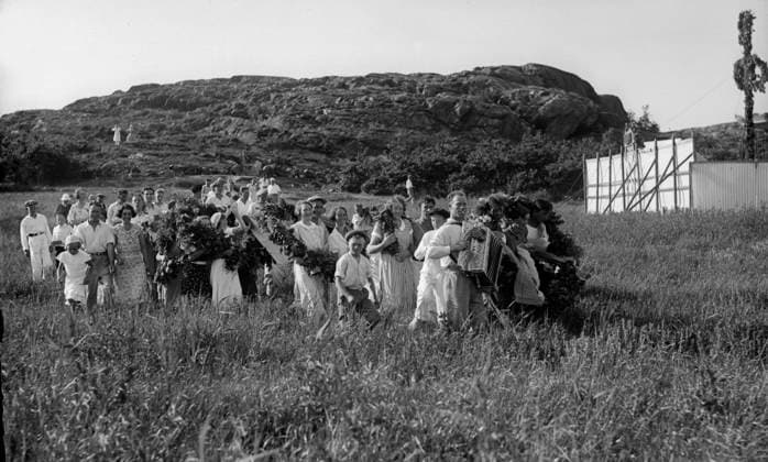 Göteborg - Björkö - 1935-06-23 - Midsommar firas med tag av glada människor och dragspel *** Local Caption *** Lada 1935 - 16-30 juni KAMERAREPORTAGE x2524x *** Gothenburg Björkö 1935 06 23 Midsummer is celebrated with a roof of happy people and accordion Local Caption Lada 1935 16 June 30 CAMERA REPORT x2524x  Copyright: xKamerareportage TTx