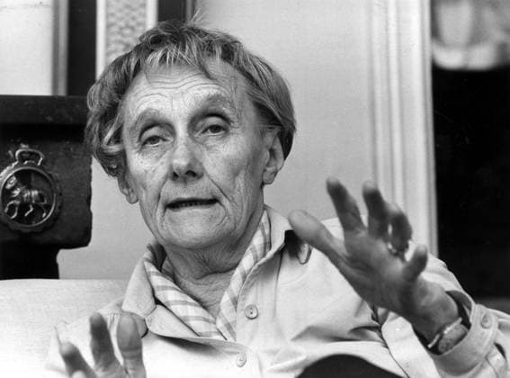 Författaren Astrid Lindgren porträtt gestikulerar händer Lindgren Astrid författare Portr 1985 Stockholm sp_sw x2503x *** Author Astrid Lindgren portrait gesturing hands Lindgren Astrid author Portrait 1985 Stockholm sp sw x2503x  Copyright: xJanxForsmanx xSydsvenskanx xIBLxBildbyrax