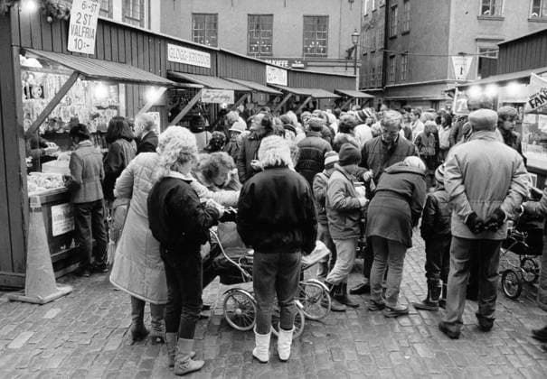 Stockholm 1983-11-26 Julmarknad pa Stortorget i Gamla stan Stockholm Sverige x35x *** Stockholm 1983 11 26 Christmas market at Stortorget in Old Town Stockholm Sweden x35x  Copyright: xArnexJönsson DN TTx JULMARKNAD STOCKHOLM