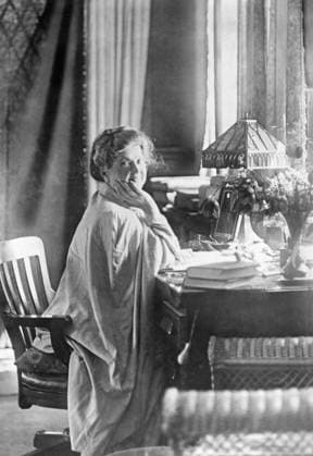 USA around 1920. Orig. caption... KATHARINA TINGLEY GESTORBEN. Die Führerin der theosophischen Weltbewegung Katharina Tingley ist im Age von 77 Jahren auf der schwedischen Insel Visingsö an den Folgen eines Autounfalls, den sie zu Pfingsten auf der Reise nach Berlin erlitten hatte, gestorben. Portrait of Katharina Tingley. USA x5600x *** USA around 1920 Orig caption KATHARINA TINGLEY DIES The leader of the World Theosophical Movement, Katharina Tingley, died at the age of 77 on the Swedish island of Visingsö as a result of a car accident she suffered on her way to Berlin at Whitsuntide. Portrait of Katharina Tingley USA x5600x  Copyright: xAtlanticxPhoto-co SVTx KATHERINE TINGLEY