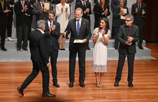 Presentation of the National Culture Awards 2022 and 2023 The King and Queen of Spain, Don Felipe and Dona Letizia, present the National Fashion Design Award 2022 to Angel Schlesser at the gala presentation of the National Culture Awards 2022 and 2023 at the National Museum of Art Reina Sofia accompanied by the Minister of Culture, Ernest Urtasun, on October 10, 2024, in Madrid Spain These awards express the recognition of society for the contribution to the enrichment of the Cultural Heritage of Spain PREMIOS GENTE José Madrid Madrid Spain  Copyright: xJosÃ xOlivax 6269213