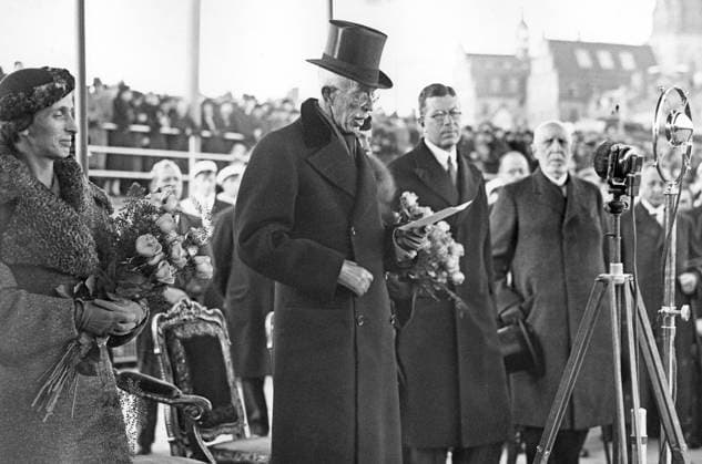 STOCKHOLM 15-10-1935. King Gustaf V officiates the inauguration of the rebuilt Slussen area. Seen here from the left are Crown Princess Louise, King Gustaf V, Crown Prince Gustaf Adolf and Prince Oscar Bernadotte. Stockholm Sweden sp_sw x5600x *** STOCKHOLM 15 10 1935 King Gustaf V officiates the inauguration of the rebuilt Slussen area Seen here from the left are Crown Princess Louise, King Gustaf V, Crown Prince Gustaf Adolf and Prince Oscar Bernadotte Stockholm Sweden sp sw x5600x  Copyright: xSVTx THE OPENING OF THE LOCK