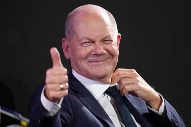 Bilder des Jahres 2024, News 10 Oktober News Themen der Woche KW41 News Bilder des Tages Jubilaeumsfeier des VAUNET-Verbandes mit Bundeskanzler Scholz Bundeskanzler Olaf Scholz im Portrait zeigt der Kanzler den Daumen hoch bei der Jubilaeumfeier des VAUNET-Verbandes zum 40-jaehrigen Bestehen der privaten Medien in Deutschland, Berlin, 10.10.2024 Berlin Berlin Deutschland *** Anniversary celebration of the VAUNET Association with Federal Chancellor Scholz Federal Chancellor Olaf Scholz in portrait showing the Chancellor giving the thumbs up at the anniversary celebration of the VAUNET Association for the 40th anniversary of private media in Germany, Berlin, 10 10 2024 Berlin Berlin Germany