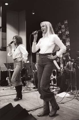 ABBA , musikgrupp Sverige, repeterar i Rudbecksskolan inför sin EuropaturnÃ . fr.v. Anni-Frid Lyngstad Frida och Agnetha Fältskog, sangare Sverige 1974-10-25 (c) NILSSON STIG-GÖRAN Aftonbladet IBL Bildbyra * * * EXPRESSEN OUT * * * AFTONBLADET 2016 x2512x *** ABBA, music group Sweden, rehearsing in Rudbeck School before their European tour from Anni Frid Lyngstad Frida and Agnetha Fältskog, singers Sweden 1974 10 25 c NILSSON STIG GÖRAN Aftonbladet IBL Bildbyra EXPRESSEN OUT AFTONBLADET 2016 x2512x  Copyright: xAftonbladet TTx