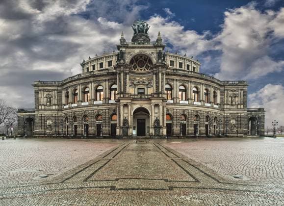 Semperoper von außen in Dresden Semper Opera from outside in Dresden Copyright: imageBROKER SergejxBorzov ibxiqx11483927.jpg
