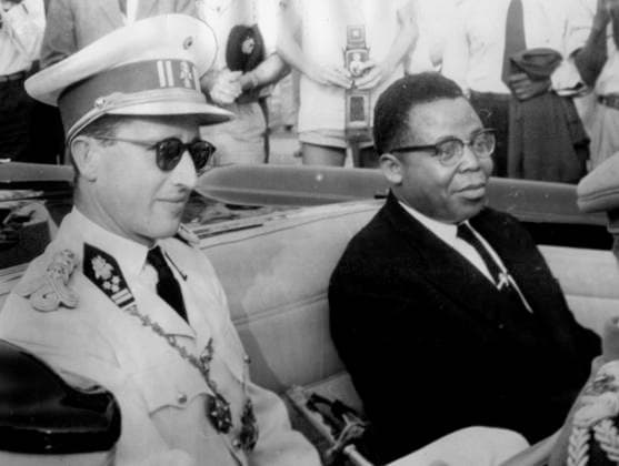 LEOPOLDVILLE, KONGO 19600630. Belgiens kung Baudouin och Kongos president Joseph Kasavubu pa väg till ceremonin i parlamentet där Kongos självständighetsförklaring ska äga rum. LEOPOLDVILLE KONGO x192x *** LEOPOLDVILLE, CONGO 19600630 Belgiums King Baudouin and Congos President Joseph Kasavubu on their way to the ceremony in Parliament where Congos declaration of independence will take place LEOPOLDVILLE, CONGO x192x  Copyright: xDNx Baudouin - Kasavubu