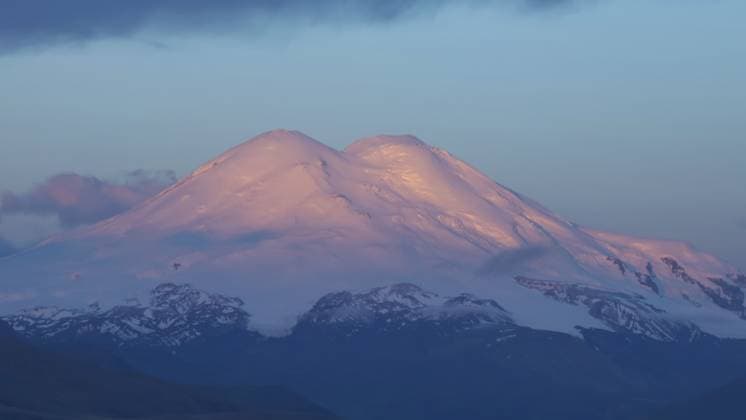 Creative Highlights World Schöne Aussicht auf den Berg Elbrus bei Sonnenaufgang, Nordkaukasus, Russland, Europa Beautiful view of Mount Elbrus at sunrise, North Caucasus mountains, Russia, Europe Copyright: imageBROKER MikhailxKokhanchikov ibxiqx11319141.jpg