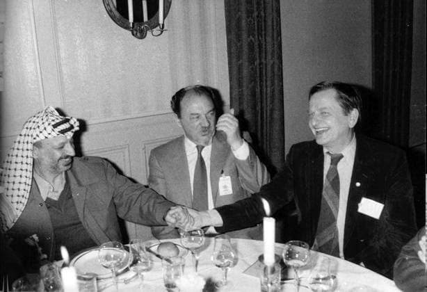Stockholm 1983-04-12 PLO-ledaren Yassir Arafat tillsammans med Anker Jorgensen, fd statsminister Danmark och statsminister Olof Palme (S) under en middag pa Grand Hotel Stockholm Sverige x12014x *** Stockholm 1983 04 12 PLO leader Yasser Arafat with Anker Jorgensen, former Prime Minister of Denmark and Prime Minister Olof Palme S during a dinner at Grand Hotel Stockholm Sweden x12014x  Copyright: xDanxHansson SvD TTx ARAFAT-JÖRGENSEN-PALME