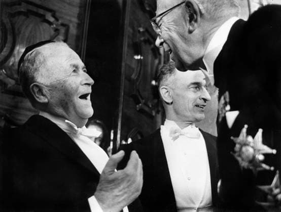 STOCKHOLM 1966-12-10 Den Israeliske författaren Samuel Joseph Agnon gratuleras av Sveriges kung Gustaf VI Adolf för sitt Nobelpris i litteratur vid prisutdelnignen i Stockholms stadshus Stockholm Sverige x192x *** STOCKHOLM 1966 12 10 The Israeli writer Samuel Joseph Agnon is congratulated by Swedens King Gustaf VI Adolf for his Nobel Prize in Literature at the award ceremony in Stockholm City Hall Stockholm Sweden x192x  Copyright: xDN TTx SAMUEL AGNON NOBELBANKETTEN 1966