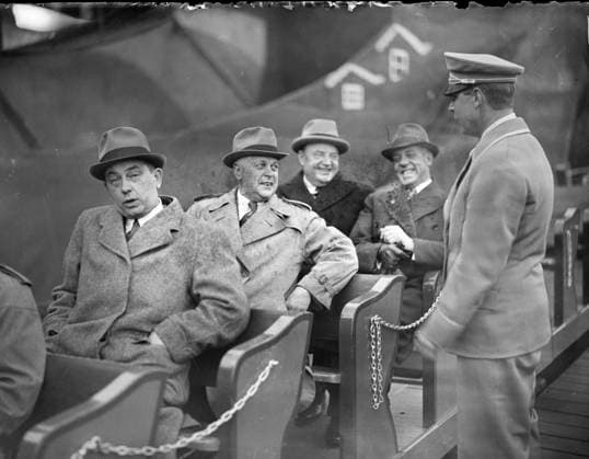 Göteborg troligen april 1938 - Pressvisning pa Liseberg - journalisterna far aka Bergbanan *** Local Caption *** GT Lada 1938-april-01 THURE CHRISTIANSSON x2524x *** Gothenburg probably April 1938 Press screening at Liseberg the journalists get aka Bergbanan Local Caption GT Lada 1938 April 01 THURE CHRISTIANSSON x2524x  Copyright: xKamerareportage TTx