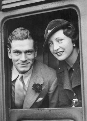 Orig. caption... GRETA GARBO S NEW LEADING MAN LEAVES FOR HOLLYWOOD 7 15 33. Mr. Laurence Olivier, who is to be Greta Garbo s new leading man, left London for Southampton this morning, en route for Hollywood. He is to appear with Greta Garbo in Queen Christina, the first Garbo film since her Swedish holiday. O.P.s. Mr. Laurence Olivier at Waterloo this morning prior to his departure. With him is his wife. Jill Esmond Orig. caption... GRETA GARBOS LEADING MAN in the Queen Kristina movie, mr. Laurence Olivier, left London the other day to go to Hollywood. Mr. Olivier with wife on departure. Note L Olivier, 1907-1989, English actor and director. J Esmond, 1908-1990, English actress, married L Olivier 1930-1940. Departures Earrings Brooches Car  Copyright: xx LAURENCE OLIVIER TRAVELS TO HOLLYWOOD
