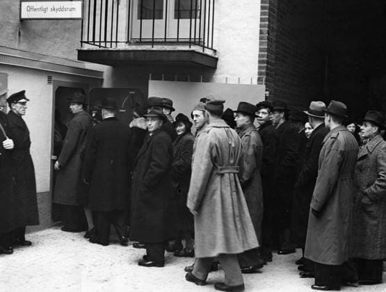Andra världskriget i Skane Malmö dec 1940. Skyddsrumsövning. Luftskyddets generalprov,dec 1940. Malmö Sverige 1940-tal, andra världskriget x2503x *** World War II in Skane Malmö Dec 1940 Air raid shelter exercise, Dec 1940 Malmö Sweden 1940s, World War II x2503x  Copyright: xSydsvenskanx xIBLxBildbyrax