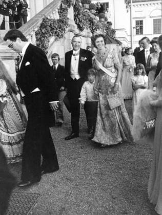 Inför bröllopet mellan Carl XVI Gustaf, kung Sverige och Silvia Sommerlath, tolk Västtyskland. Kvällen före bröllopet bjöd Kungliga Teatern (Operan) pa en galasoirÃ . Efter festföreställningen ger här kungen en supÃ med dans pa Drottningholms slott för ca 200 inbjudna gäster. Bild: John Ambler, affärsman Storbritannien med maka Margaretha, prinsessa Sverige fru Ambler, samt troligen deras söner Edward Ambler och James Ambler. I bakgrunden t.hö. Niclas Silfverschiöld, friherre Sverige med maka DÃ sirÃ e, prinsessa Sverige friherinna Silfverschiöld, troligen med en av sina döttrar (Helene?). Familjen, glad. 1976-06-18 (c) Aftonbladet IBL Bildbyra * * * EXPRESSEN OUT * * * AFTONBLADET 5600 Stockholm Sverig  Copyright: xAftonbladet TTx