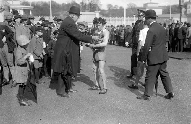 GÖTEBORG 1927-06-26. Segraren i kungbackaloppet - Liseberg. *** Local Caption *** GT - Lada 2011-04 GÖTEBORG SVERIGE Löpning x2524x *** GÖTEBORG 1927 06 26 The winner of the Kungbackaloppet Liseberg Local Caption GT Lada 2011 04 GÖTEBORG SWEDEN Running x2524x  Copyright: xKamerareportage TTx SEGRARE I LÖPTÄVLING