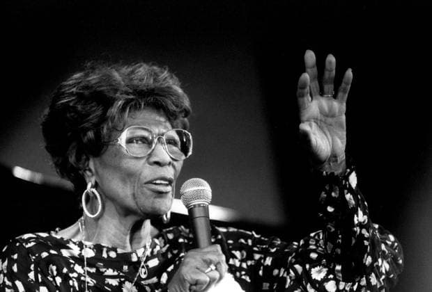 SCANPIX SWEDEN, 1992. Stockholm Jazzfestival 1992, Ella Fitzgerald. Bilden: Jazzdrottningen Ella Fitzgerald vid mikrofonen med stora glasögon och örringar. Handen i luften i gest. x30202x *** SCANPIX SWEDEN, 1992 Stockholm Jazz Festival 1992, Ella Fitzgerald Picture Jazz queen Ella Fitzgerald at the microphone with big glasses and earrings Hand in the air in gesture x30202x  Copyright: xYvonnexAsell TTx 30202