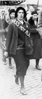 Stockholm 1933-05-01 Förstamajdemonstration. SillÃ nska partiet. Kvinna med banderoll med texten Klass mot klass . Stockholm Sverige x192x *** Stockholm 1933 05 01 First May demonstration Sillénska partiet Woman with banner saying Class against class Stockholm Sweden x192x  Copyright: xDN TTx FÖRSTA MAJ STOCKHOLM