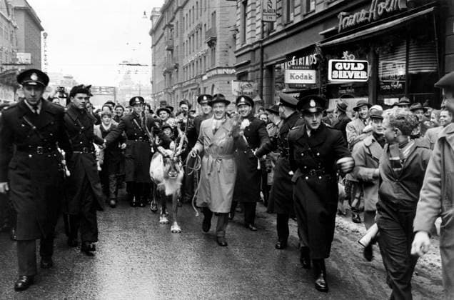 STOCKHOLM 12 01 1957. FREE FOR ALL Quiz on the radio. Aired during the 1958 season. Here, the police are seen coming to the aid of the presenter Lennart Hyland, as he takes his reindeer, a gift from Kiruna, to Skansen through the city s streets. Stockholm Sweden sp_sw x5600x *** STOCKHOLM 12 01 1957 FREE FOR ALL Quiz on the radio Aired during the 1958 season Here, the police are seen coming to the aid of the presenter Lennart Hyland, as he takes his reindeer, a gift from Kiruna, to Skansen through the city s streets Stockholm Sweden sp sw x5600x  Copyright: xJarlxEkenryd SVTx FREE FOR ALL