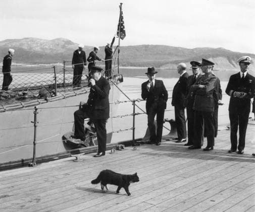 Orig. caption... PRESIDENT MEETS PRIME MINISTER. The Prime Minister and party on board H.M.S. Prince of Wales, as the president leaves on his destroyer McDougal. Note Churchill watches as the American warship USS McDougal, with President Roosevelt on board, leaves the British ship. Churchill and Roosevelt met several times in August 1941 to discuss The Atlantic Charter. Sailors Boats Decks Black Cat Hull Bad Luck CD481 persons: FRANKLIN D ROOSEVELT*;WINSTON CHURCHILL sites: USA*;BRITAIN*;NEW FOUNDLAND;CANADA sp_sw x5600x *** Orig caption PRESIDENT MEETS PRIME MINISTER The Prime Minister and party on board H M S Prince of Wales, as the president leaves on his destroyer McDougal Note Churchill watches as the American warship USS McDougal, w  Copyright: xx CHURCHILL AFTER CONSIDERATIONS WITH ROOSEVELT
