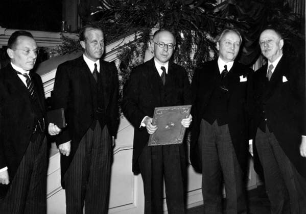 Orig. caption... VERABFOLGUNG DES NOBELPREISES AN DEN SCHWEIZERISCHEN CHEMIKER PROF. RUZICKA. L Embassadeur suedios remet le prix Nobel de chimi au Professeur Ruzicka de l Ecole polytechnique fÃ dÃ rale Ã Zurich. Der Nobelpreisträger nach der Ueberreichung der Urkunde im Kreise der Ehrengäste. V. l. n. r. Prof. SAXER, Rector der ETH. , Baron BECK-FRIIS, swedischer Gesandter in Bern, Prof. RUZICKA, Nobelpreisträger, Prof. rohn, Präsi dent des Switzerland. Schulrates und Nationalrat Dr. WALTHER, Vice President of Switzerland. School rates. Orig. caption... THE NOBEL PRIZE IS AWARDED TO PROFESSOR RUZICKA IN ZÜRICH The Nobel laureate after the presentation. Fr. v. Professor Saxer, Rector der Eth, Swedish Minister Baron Beck-Friis, Profess  Copyright: xXxXxXx RUZICKA, LEOPOLD