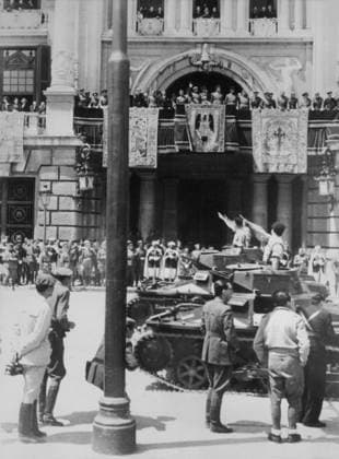 Orig. caption...Le GÃ nÃ ral Franco a presidÃ Ã Valence les grandes FÃªtes de la Victoire. On this occasion, an important parade of troupes took place in the main streets of the city. N.P.M. Le dÃ filÃ des tanks devant le balcony oÃ¹ sont le GÃ nÃ ral Franco et les members de son Etat-major. Note Francisco Franco, 1892-1975, Spanish military and politician, leader of the right-wing forces that won the Spanish Civil War (1936-39) and from 1939 until his death Spain s head of state and dictator (with the title El Caudillo). Street lamps Armored cars Greetings Tapestry Facades CD339 persons: FRANCISCO FRANCO sites: SPAIN;VALENCIA sp_sw x5600x *** Orig caption General Franco presided in Valencia the great Victory celebrations On this occas  Copyright: xx VICTORY PARTY FOR FRANCO