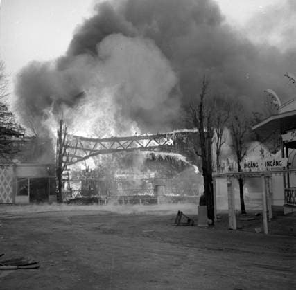 Göteborg 11 april 1949 - Brand pa Liseberg - attraktionen Spöktaget - Bla taget - även kallat Spöktaget - brinner upp - *** Local Caption *** GP jul1949_3605 KAMERAREPORTAGE x2524x *** Gothenburg April 11, 1949 Fire at Liseberg attraction Spöktaget Also called Spöktaget burns up Local Caption GP jul1949 3605 KAMERAREPORTAGE x2524x  Copyright: xKamerareportage TTx