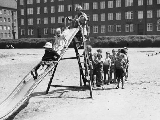 Lekplatsen barn lekande rutschbana vid Kungsgatan i Malmö. (c) Sydsvenskan IBL Bildbyra Malmö Sverige 1930-tal städer sp_sw x2503x *** Playground children playing slide at Kungsgatan in Malmö c Sydsvenskan IBL Bildbyra Malmö Sweden 1930s cities sp sw x2503x  Copyright: xSydsvenskanx IBLxBildbyrax