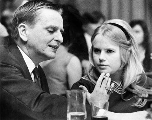 STOCKHOLM 1968-10-22 Ecklesiastikminister Olof Palme, Socialdemokraterna, samtalar med guldbaggevinnaren Lena Nyman vid filmglalan i pa Operaterrassen i Stockholm 22:a oktober 1968. Stockholm Sverige x192x *** STOCKHOLM 1968 10 22 Minister of Ecclesiastical Affairs Olof Palme, Social Democrats, talks with Gold Bag winner Lena Nyman at the film gala on the Opera Terrace in Stockholm October 22, 1968 Stockholm Sweden x192x  Copyright: xGöranxBlom EXP TTx LENA NYMAN o OLOF PALME 1968