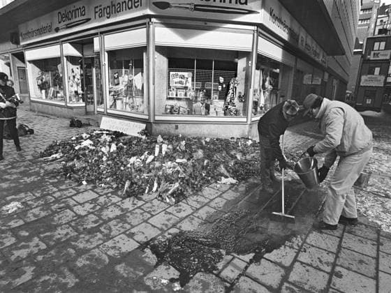 MORDET PA OLOF PALME, POLITIKER (S) SVERIGE STATSMINISTER. MÄNNISKOR LÄGGER BLOMMOR PA MORDPLATSEN PA SVEAVÄGEN. BLOMSTERHYLLNINGAR. Poliser? som städar bort blodpölen pa mordplatsen. Sopar, borstar 1986-03-01 (c) REHN KAI Aftonbladet TT * * * EXPRESSEN OUT * * * AFTONBLADET 5866 Stockholm Sverige x2512x *** THE MURDER OF OLOF PALME, POLITICIAN SWEDEN STATE MINISTER PEOPLE LAYING FLOWERS AT THE MURDER SITE ON SVEAVÄGEN FLOWER HOLDERS Police officers cleaning up the pool of blood at the murder scene Sweeping, brushing 1986 03 01 c REHN KAI Aftonbladet TT EXPRESSEN OUT AFTONBLADET 5866 Stockholm Sweden x2512x  Copyright: xREHNxKAI Aftonbladetx MORDET PA OLOF PALME