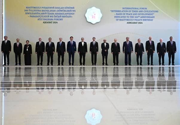 News Themen der Woche KW41 News Bilder des Tages Turkmenistan Times Interrelation Forum 8783559 11.10.2024 Russian President Vladimir Putin, 6th left, and other officials pose for a family photo during the international forum Interrelation of Times and Civilizations - Basis of Peace and Development , dedicated to the 300th birth anniversary of Turkmen classic poet and thinker Magtymguly Pyragy in Ashgabat, Turkmenistan. Sergey Bobylev Sputnik Ashgabad Turkmenistan  Copyright: xSergeyxBobylevx