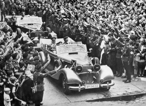 Orig. Caption... Berlin uncelebrated am 6.7.1940 the Siegerreichen Feldherrn. Generalfeldmarschall Göring verlässt unter dem Jubel der Menge das Luftfahrtministerium, um den Führer bei seiner Arkunft zu begrüsse. Note. The return to Berlin after the victory in the West in 1940. Swastikas Hitler salutes Celebrations Jubilation Crowds Armbands CD671 persons: HERMANN GÖRING;ADOLF HITLER sites: GERMANY;BERLIN sp_sw x5600x *** Orig Caption Berlin uncelebrated am 6 7 1940 the Siegerreichen Feldherrn Generalfeldmarschall Göring leaves the Ministry of Aviation to the cheers of the crowd to greet the Führer on his arrival Note The return to Berlin after the victory in the West in 1940 Swastikas Hitler salutes Celebrations Jubilation Crowds Ar  Copyright: xx IN TRIUMPH THROUGH THE STREETS OF BERLIN