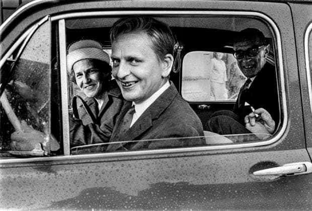 STOCKHOLM 1965-07-26 Socialdemokratiskka statsraden Ulla Lindström, Olof Palme och Herman Kling efter mandagens konselj pa Stockholms slott. Stockholm Sverige x23x *** STOCKHOLM 1965 07 26 Social Democratic Council of State Ulla Lindström, Olof Palme and Herman Kling after Mondays concert at Stockholm Palace Stockholm Sweden x23x  Copyright: xFolkexHellberg DN TTx ULLA LINDSTRÖM o OLOF PALME KONSELJ 1965