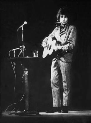 Orig. caption... Bob Dylan, American protest singer, has visited Stockholm. Here he is seen at his performance at the Concert Hall. Note B Dylan, eg. Robert Zimmerman, born May 24, 1941, American musician, one of American rock music s most important songwriters and most charismatic singers. Idols Musicians The Hawks Costumes Harmonicas Guitars Rock music CD303 persons: BOB DYLAN sites: SWEDEN;USA*;STOCKHOLM sp_sw x5600x *** Orig caption Bob Dylan, American protest singer, has visited Stockholm Here he is seen at his performance at the Concert Hall Note B Dylan, eg Robert Zimmerman, born May 24, 1941, American musician, one of American rock music s most important songwriters and most charismatic singers Idols Musicians The Hawks Costumes H  Copyright: xx BOB DYLAN AT THE CONCERT HOUSE
