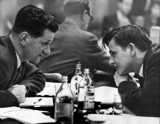 ATP-valet 1957. Folkomröstningen i pensionsfragan var en folkomröstning som hölls i Sverige 1957 gällande pensionssystemet. Sekundanterna Stig Lundgren och Olof Palme, funderar ut nagot slagkraftigt för Ettans bada kämpar. 1957-09-23 (c) JOHANSSON RUNE Aftonbladet IBL Bildbyra * * * EXPRESSEN OUT * * * AFTONBLADET 5600 Stockholm Sverige politik x2512x *** ATP election 1957 The referendum on the pension issue was a referendum held in Sweden in 1957 on the pension system Secondaries Stig Lundgren and Olof Palme, think of something powerful for Ettans bathing fighters 1957 09 23 c JOHANSSON RUNE Aftonbladet IBL Bildbyra EXPRESSEN OUT AFTONBLADET 5600 Stockholm Sweden politics x2512x  Copyright: xAftonbladet TTx Olof Palme - Ett liv i bilder