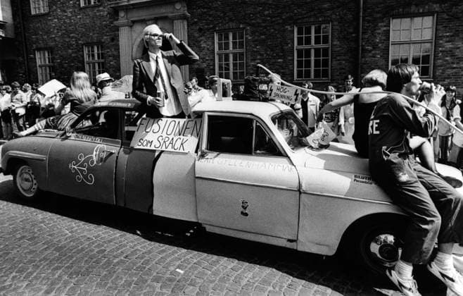 Lundakarnevalen karnevalen i Lund 1978. Karnevalstaget fusionen sammanslagningen mellan Volvo och Saab som inte blev av. Lund Sverige 1970-tal städer sp_sw x2503x *** Lundakarnevalen carnival in Lund 1978 Karnevalstaget merger between Volvo and Saab that did not happen Lund Sweden 1970s cities sp sw x2503x  Copyright: xBertilxHaskelx xSydsvenskanx xIBLxBildbyrax