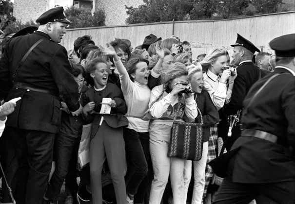 ARKIV 1964-07-29 Hängivna Beatlesfans halls undan av poliser när de väntar utanför hotellet Foresta pa Lidingö i Stockholm för att fa en skymt av medlemmarna i den brittiska popgruppen The Beatles 29:e juli 1964. Stockholm Sverige x23x *** ARCHIVE 1964 07 29 Devoted Beatles fans are kept away by police officers as they wait outside the Foresta hotel on Lidingö in Stockholm to get a glimpse of the members of the British pop group The Beatles July 29, 1964 Stockholm Sweden x23x  Copyright: xFolkexHellbergx xTTx x BEATLES-STOCKHOLM 1964
