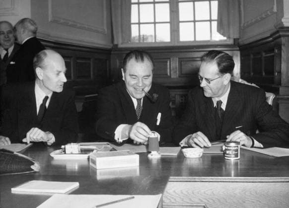 Orig. caption... NORDIC MEETING IN COPENHAGEN. Norwegian Prime Minister Einar Gerhardsen, Danish d:o Hans Hedtoft and Sweden s Tage Erlander. Note Trio In a row Leaders Pipes Colleagues Dotted tie Cigar box Smiles CD501 persons: TAGE ERLANDER;HANS HEDTOFT;EINAR GERHARDSEN sites: SWEDEN*;NORWAY*;DENMARK;COPENHAM sp_sw x5600x *** Orig caption NORDIC MEETING IN COPENHAGEN Norwegian Prime Minister Einar Gerhardsen, Danish d o Hans Hedtoft and Sweden s Tage Erlander Note Trio In a row Leaders Pipes Colleagues Dotted tie Cigar box Smiles CD501 persons TAGE ERLANDER HANS HEDTOFT EINAR GERHARDSEN sites SWEDEN NORWAY DENMARK COPENHAM sp sw x5600x  Copyright: xx THREE NORDIC MINISTERS OF STATE