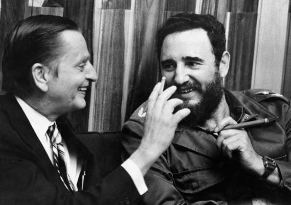ARKIV NEW YORK 19751111 Statsminister Olof Palme och Kubas ledare Fidel CAstro röker tillsammans under Palmes besök pa Kuba den 2 juli 1975. Havanna Kuba x417x *** ARCHIVE NEW YORK 19751111 Prime Minister Olof Palme and Cuban leader Fidel Castro smoke together during Palmes visit to Cuba on July 2, 1975 Havana Cuba x417x  Copyright: xHassexPerssonx xEXPx xTTx OLFO PALME, FIDEL CASTRO