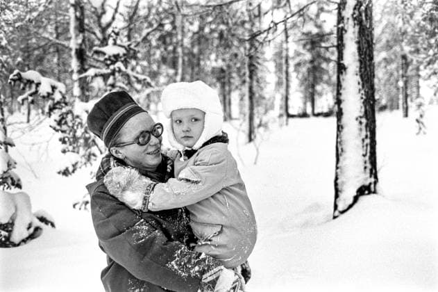 LAPLAND TARRAJAUR 1972 11 28 Report for ELLE KARI S DAUGHTER Film story on TV from Parka patch camp about May Carina, 4 years old, and her parents First broadcast 1972 12 24 Elle Kari TV , Sami woman, is seen here with her daughter May Carina Picture and report publ in RiR 53 72 p 12 14 Tarrajaur Sweden x5600x  Copyright: xUlfxStrahle SVTx ELLE AND MAY CARINA KARI