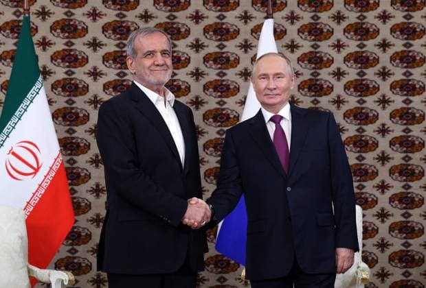 News Themen der Woche KW41 News Bilder des Tages Turkmenistan Times Interrelation Forum 8783721 11.10.2024 Iranian President Masoud Pezeshkian and Russian President Vladimir Putin shake hands as they pose for photos before a meeting in Ashgabat, Turkmenistan. Alexander Shcherbak POOL Ashgabad Turkmenistan  Copyright: xAlexanderxShcherbakx