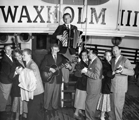 Stockholm 1952-06-24 Midsommar i Stockholm. Pa Waxholm III:an var det midsommardans, här ses Henning Hansson (dragspel), Harry Ariflod (bas, längst till vänster) och Georg Malmberg (gitarr) spela för tre dansande par, fran vänster Gunborg Hellberg Alvar Westesson, Britt-Marie Wallman Olof Ulander och Barbro Hellberg Gunnar Hellberg Stockholm Sverige x192x *** Stockholm 1952 06 24 Midsummer in Stockholm On Waxholm III it was midsummer dance, here Henning Hansson accordion, Harry Ariflod bass, far left and Georg Malmberg guitar play for three dancing couples, from left Gunborg Hellberg Alvar Westesson, Britt Marie Wallman Olof Ulander and Barbro Hellberg Gunnar Hellberg Stockholm Sweden x192x  Copyright: xDN TTx MIDSOMMAR STOCKHOLM