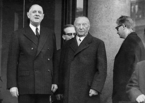 Orig. caption... LE GENERAL DE GAULLE A ACCUEILLI LE CHANCELIER ADENAUER. This morning, s est dÃ roulÃ au palis de l ElysÃ e, le premier des trÃ s importants entretiens que le GÃ nÃ ral de Gaulle et le Chancellor Adenauer douvent avoir durant le sÃ jour du chief du gouvernement allemand Ã Paris. Et le GÃ nÃ ral de Gaulle, trÃ s smilein, a acquieli sur le perron meme de l ElysÃ e, le Chancellor Adenauer comme le montre notre photo, Ã gauche on reconnait M. Blenkenhorn, l Ambassadeur allemand Ã Paris. Note Heads of State CD27 persons: Konrad Adenauer ;Charles de Gaulle sites: PARIS ;FRANCE ;GERMANY* sp_sw x5600x *** Orig caption GENERAL DE GAULLE RECEIVED CHANCELLOR ADENAUER This morning, at the Elysée Palace, the first of the very imp  Copyright: xXxXxXx ADENAUERS AND DE GAULLE