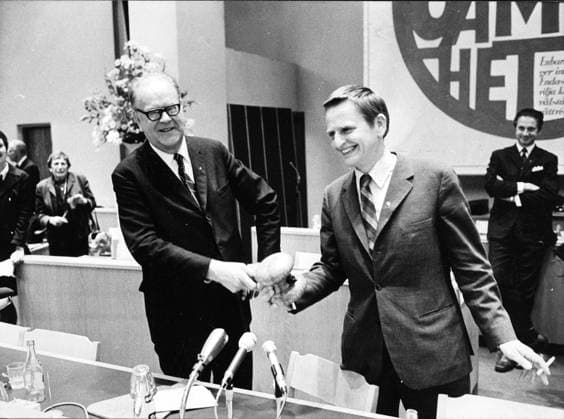 Socialdemokratiska partikongressen 1969. Tage Erlander, politiker (S) Sverige fd statsminister, tillsammans med Olof Plame, politiker (S) Sverige statsminister. Erlander lämnar här över ordförandeklubban till sin efterträdare. t.h. i bakgrunden star Sten Andersson 1969-10-01 (c) OLSON ROLF Aftonbladet IBL Bildbyra * * * EXPRESSEN OUT * * * AFTONBLADET 5600 Stockholm Sverige politik x2512x *** Social Democratic Party Congress 1969 Tage Erlander, politician S Sweden former Prime Minister, together with Olof Plame, politician S Sweden Prime Minister Erlander hands over the gavel to his successor right in the background star Sten Andersson 1969 10 01 c OLSON ROLF Aftonbladet IBL Bildbyra EXPRESSEN OUT AFTONBLADET 5600 Stoc  Copyright: xAftonbladet TTx Olof Palme - Ett liv i bilder