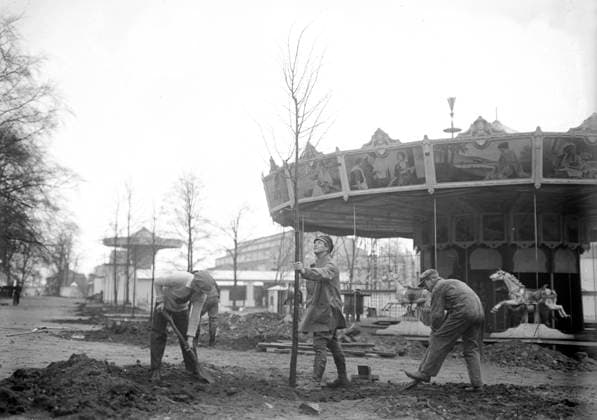 Göteborg 1927-04-06 - Karusell pa Liseberg - Trädplantering *** Local Caption *** GT - Lada 2011-06 KAMERAREPORTAGE x2524x *** Gothenburg 1927 04 06 Carousel at Liseberg Tree planting Local Caption GT Lada 2011 06 KAMERAREPORTAGE x2524x  Copyright: xKamerareportage TTx