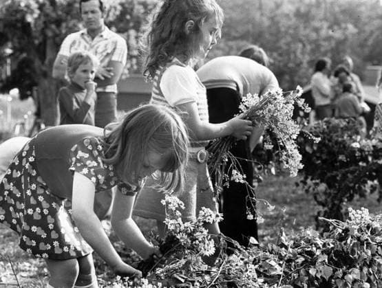Stockholm 1974-06-23 Midsommar i Stockholm. Det var midsommar, som bekant, för en tid sedan. Överallt majstänger, glädje och gamman. Alla lämnade inte Stockholm denna nationalhelg. Ocksa här bands blomsterkransar pa förorternas grönytor. Var fotograf Sam Stadener svepte runt kommunens festplatser och tva ögonblicksbilder fran festligheterna ser ni här. Pa bilden till vänster binder de tva unga festfirarna Maria Wadin och Caroline Akerman kransar vid Klubbensborg i Hägersten. Stockholm Sverige x55x *** Stockholm 1974 06 23 Midsummer in Stockholm It was Midsummer, as you know, some time ago Everywhere maypoles, joy and gamman Not everyone left Stockholm this national holiday Also here flower wreaths were tied on the  Copyright: xSamxStadener DN TTx MIDSOMMAR STOCKHOLM