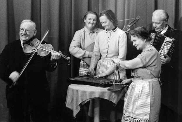 STOCKHOLM 12-10-1955. ON VISIT, GEORG ELIASSON RECEIVING TV programs. Aired during the 1955 season. Here, Sme-Gustaf s Svänggäng is seen performing in the program. Stockholm Sweden sp_sw x5600x *** STOCKHOLM 12 10 1955 ON VISIT, GEORG ELIASSON RECEIVING TV programs Aired during the 1955 season Here, Sme Gustaf s Svänggäng is seen performing in the program Stockholm Sweden sp sw x5600x  Copyright: xBertilxS-sonxAberg SVTx VISITING