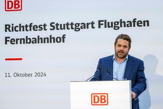 Richtfest am künftigen Fernbahnhof an Flughafen und Landesmesse. Der Rohbau des zentralen Zugangsgebäudes ist fertig. Die ersten Zug rollen Ende 2026, wenn auch der Hauptbahnhof fertig und das Projekt Stuttgart 21 umgesetzt ist. Klemens Haselsteiner, Vorstandsvorsitzender STRABAG SE. 11.10..2024: stuttgart, Baden-Württemberg, Deutschland, Europa *** Topping-out ceremony at the future long-distance train station at the airport and trade fair center The shell of the central access building is complete The first trains will roll at the end of 2026, when the main station is also completed and the Stuttgart 21 project is implemented Klemens Haselsteiner, Chairman of the Executive Board of STRABAG SE 11 10 2024 stuttgart, Baden Württ