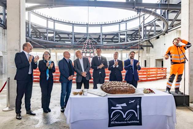 News Bilder des Tages Richtfest am künftigen Fernbahnhof an Flughafen und Landesmesse. Der Rohbau des zentralen Zugangsgebäudes ist fertig. Beim Richtspruch von links Carsten Poralla, Geschäftsführer Non-Aviation der Flughafen Stuttgart; Silke Brocks, Europäischen Kommission; Winfried Hermann, Verkehrsminister BW; Olaf Drescher, DB Projekt Stuttgart Ulm GmbH; Dr. Gero Hocker, Parlamentarischer Staatssekretär im Bundesverkehrsministerium; Dr. Frank Nopper, OB Stuttgart; Klemens Haselsteiner, Vorstandsvorsitzender STRABAG SE. 11.10..2024: Stuttgart, Baden-Württemberg, Deutschland, Europa *** Topping-out ceremony at the future long-distance train station at the airport and trade fair center The shell of the central access building is complete At