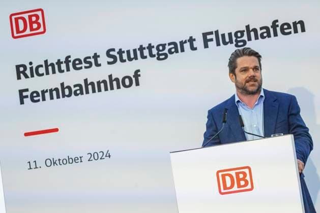 Richtfest am künftigen Fernbahnhof an Flughafen und Landesmesse. Der Rohbau des zentralen Zugangsgebäudes ist fertig. Die ersten Zug rollen Ende 2026, wenn auch der Hauptbahnhof fertig und das Projekt Stuttgart 21 umgesetzt ist. Klemens Haselsteiner, Vorstandsvorsitzender STRABAG SE. 11.10..2024: stuttgart, Baden-Württemberg, Deutschland, Europa *** Topping-out ceremony at the future long-distance train station at the airport and trade fair center The shell of the central access building is complete The first trains will roll at the end of 2026, when the main station is also completed and the Stuttgart 21 project is implemented Klemens Haselsteiner, Chairman of the Executive Board of STRABAG SE 11 10 2024 stuttgart, Baden Württ